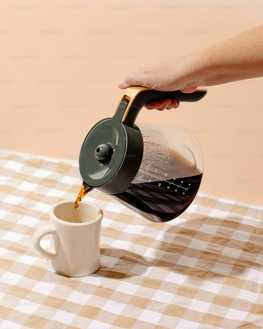 una mano sosteniendo una taza de café