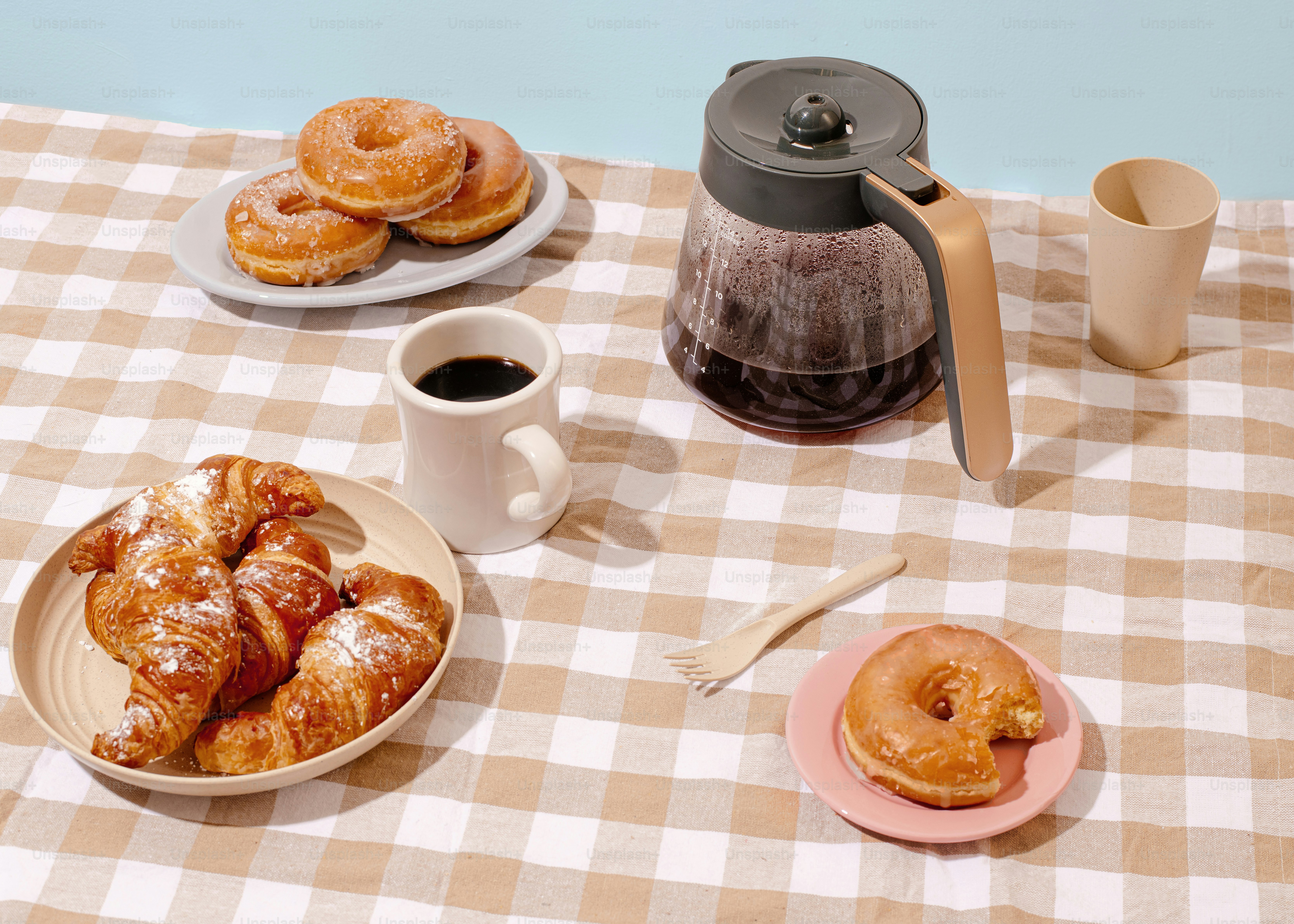 ein Tisch mit Frühstück