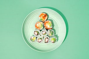 un piatto di sushi