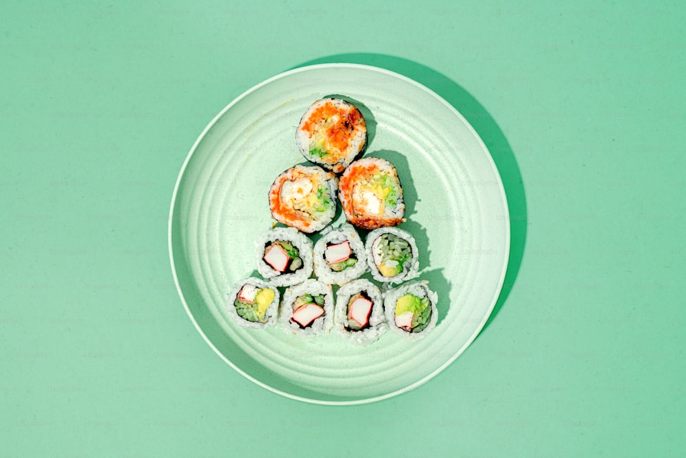 um prato de sushi