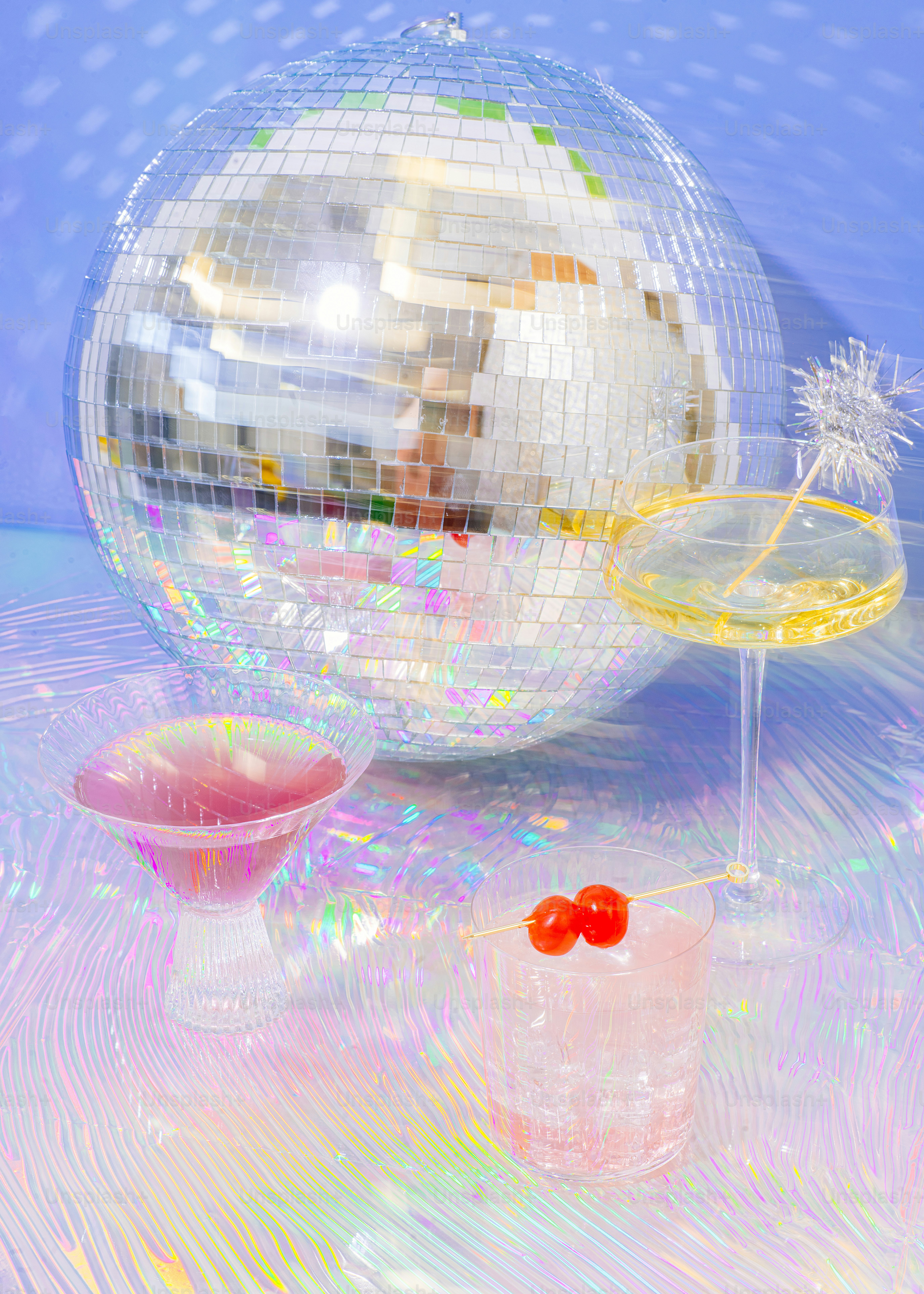 eine Gruppe von bunten Gläsern mit Flüssigkeit in ihnen