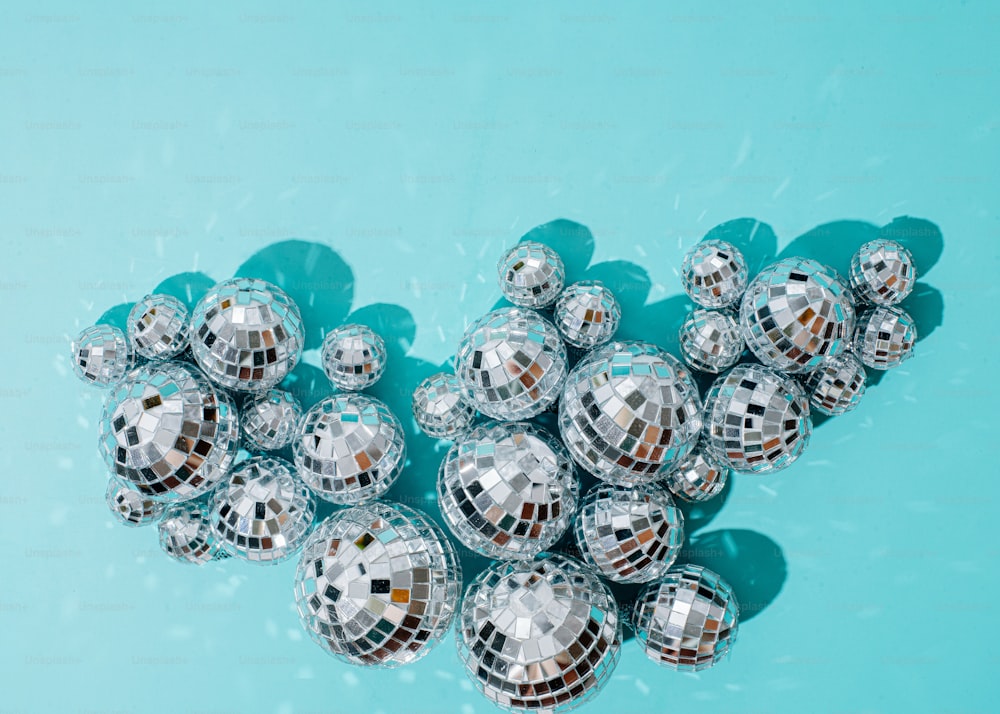 um grupo de bolas de prata