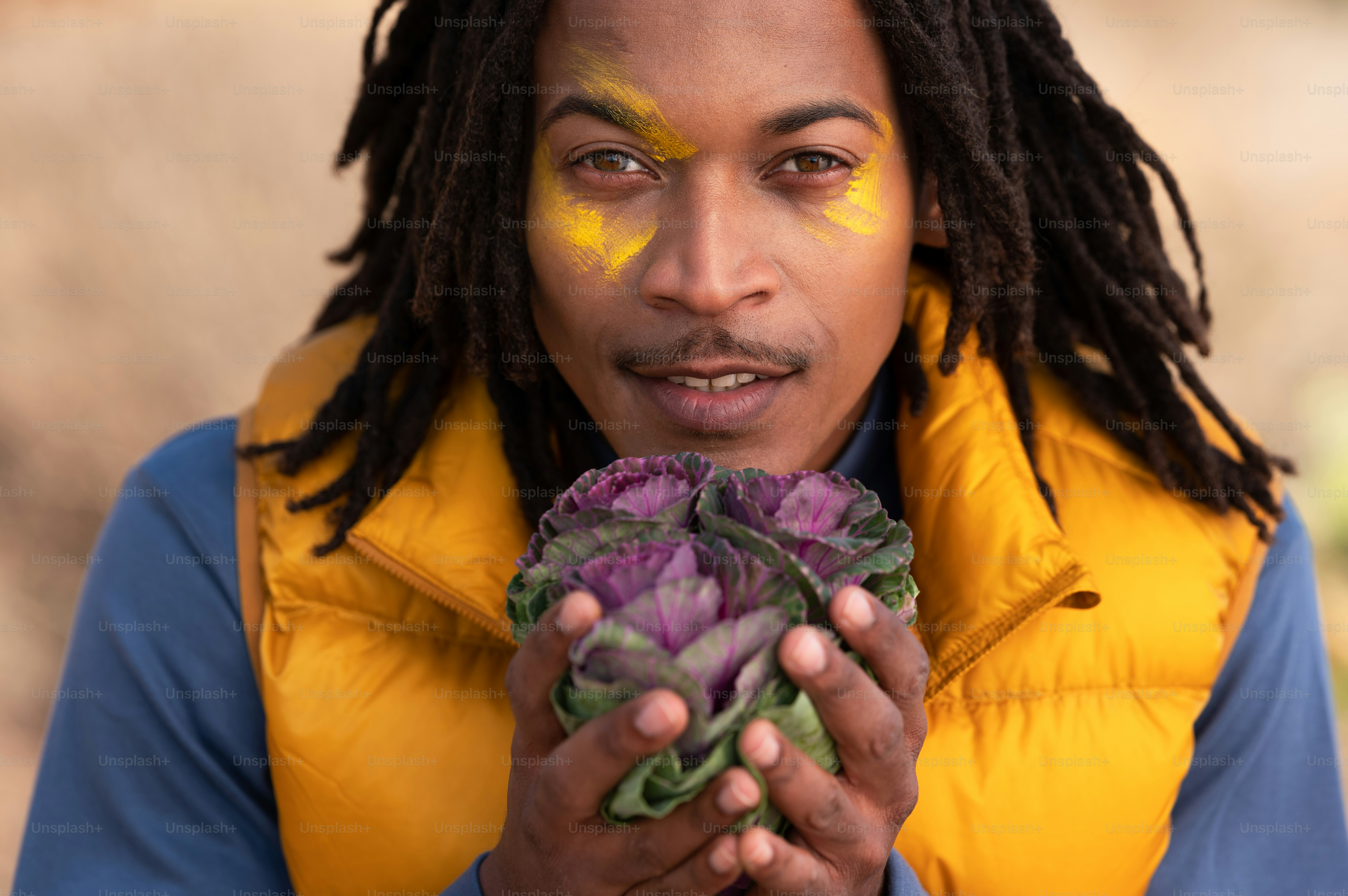 eine Person, die einen Blumenstrauß hält