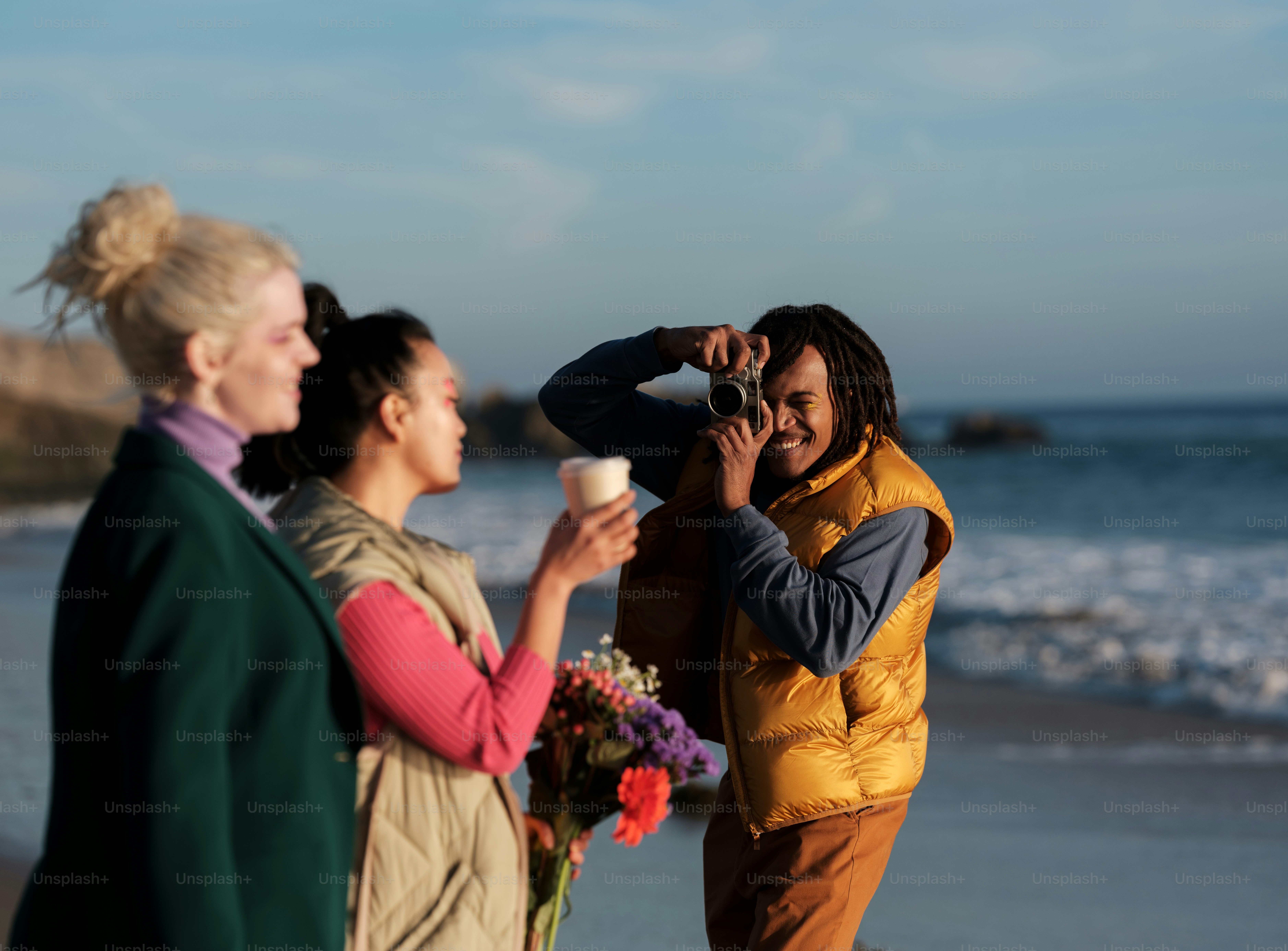 uma pessoa tirando uma foto de uma pessoa segurando flores
