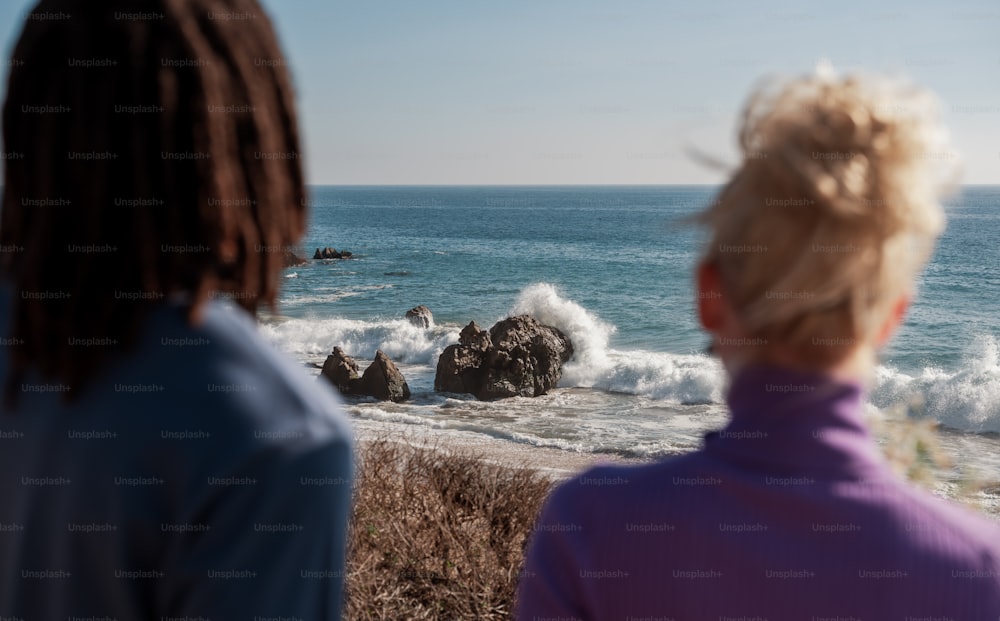 um grupo de pessoas olhando para o oceano