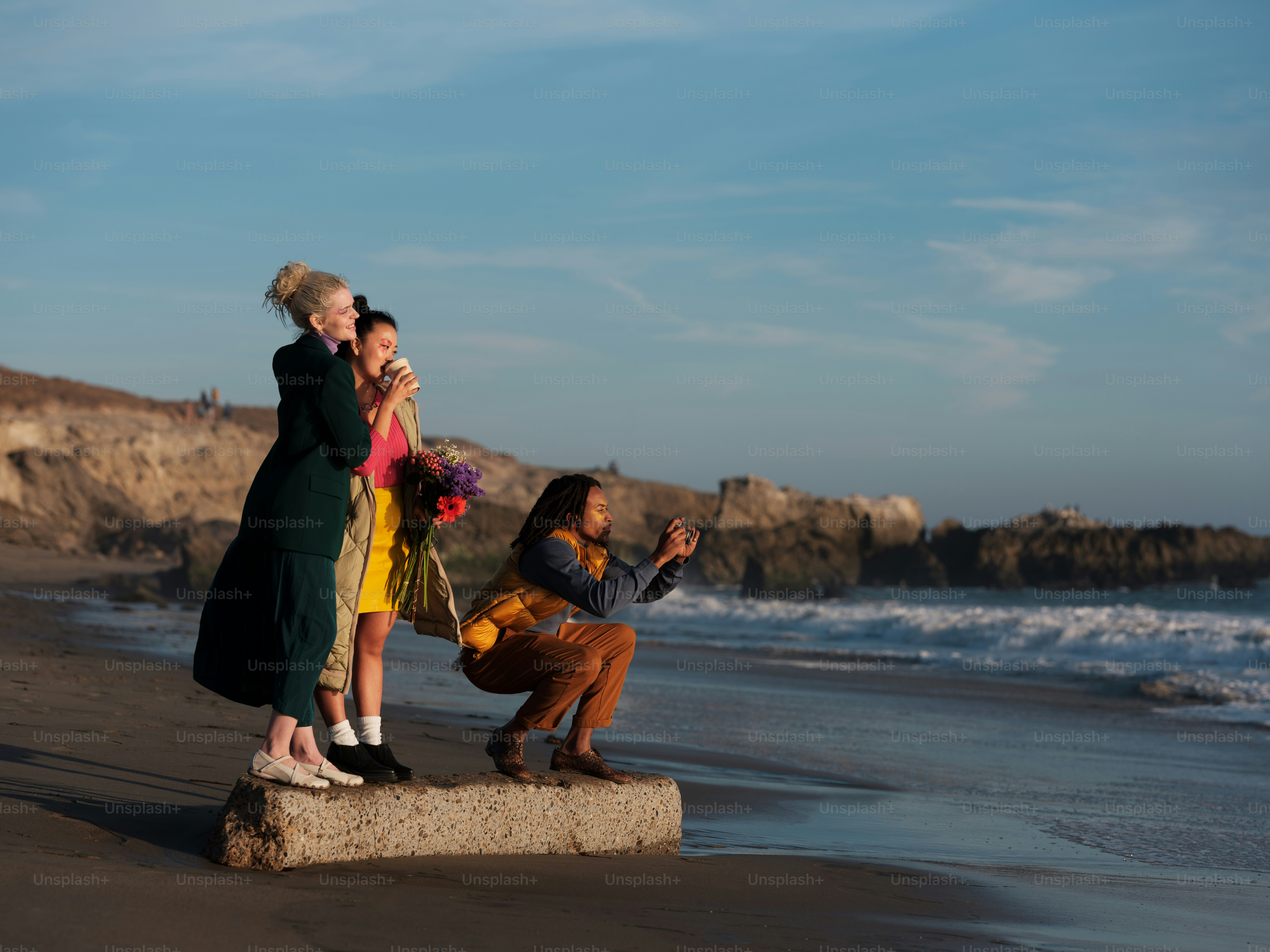 um homem e uma mulher em uma praia