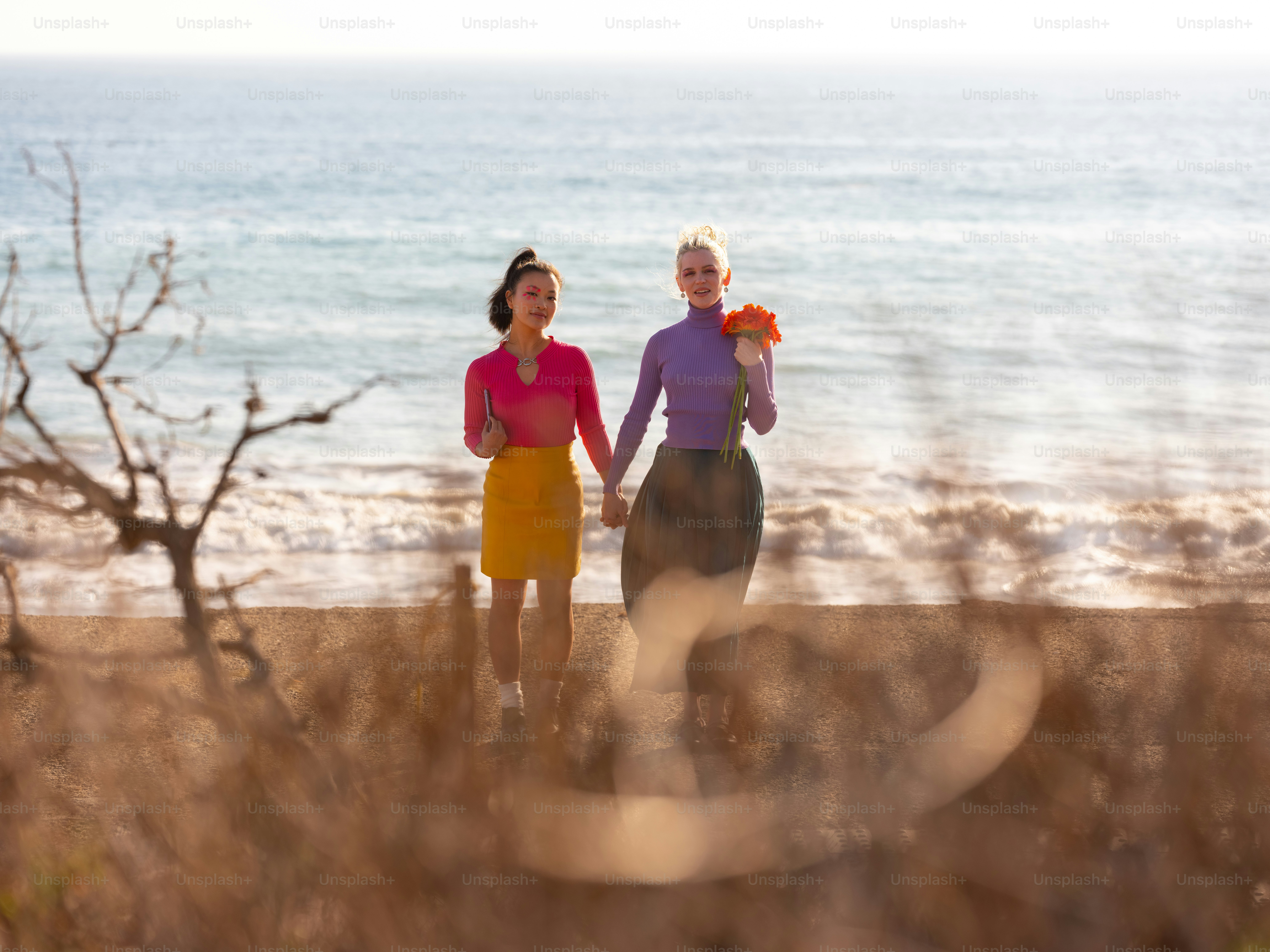 Un hombre y una mujer caminando por una playa