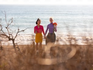 Un uomo e una donna che camminano su una spiaggia