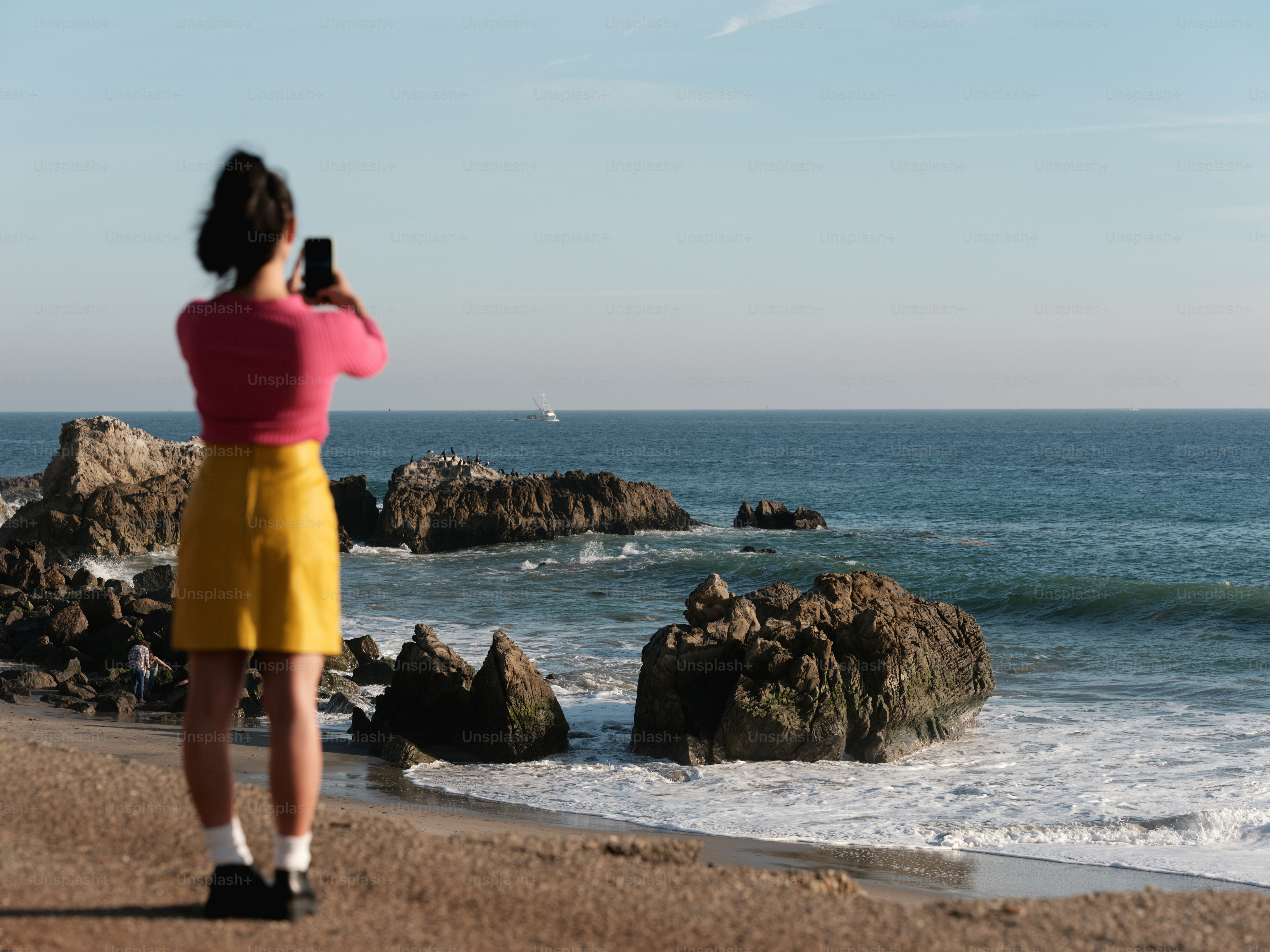 Eine Person, die ein Foto vom Ozean macht