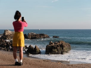 uma pessoa tirando uma foto do oceano