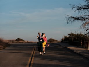 道路でキスをする男女