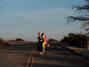 um homem e uma mulher se beijando em uma estrada