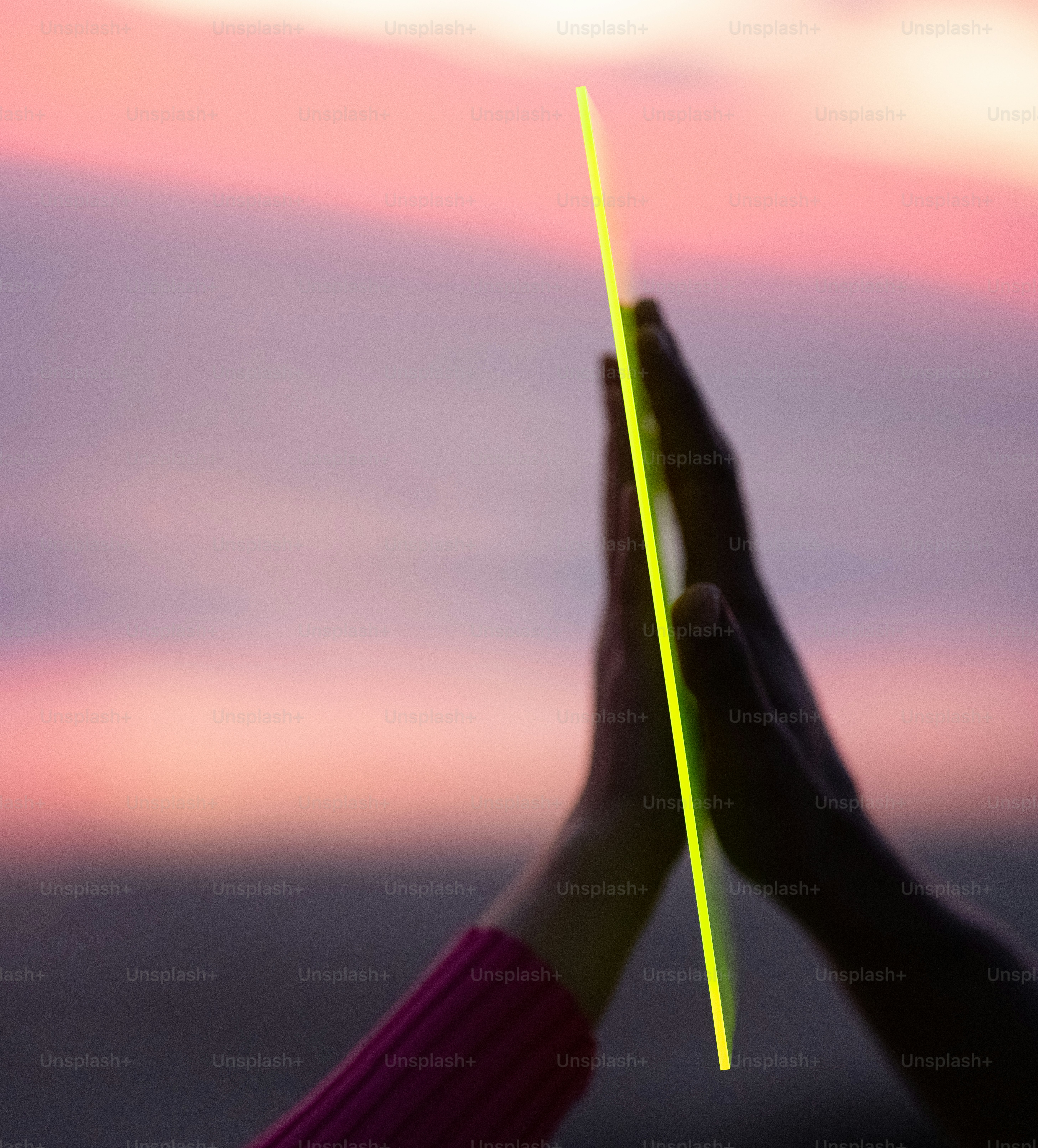 노란 연필을 들고 있는 사람