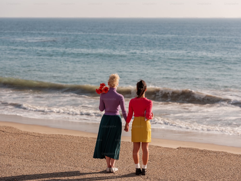 浜辺を歩く二人の女性