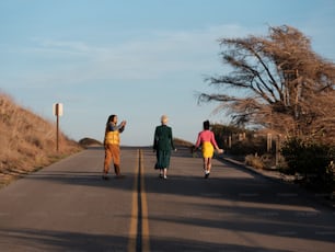 Eine Gruppe von Menschen, die eine Straße entlang gehen