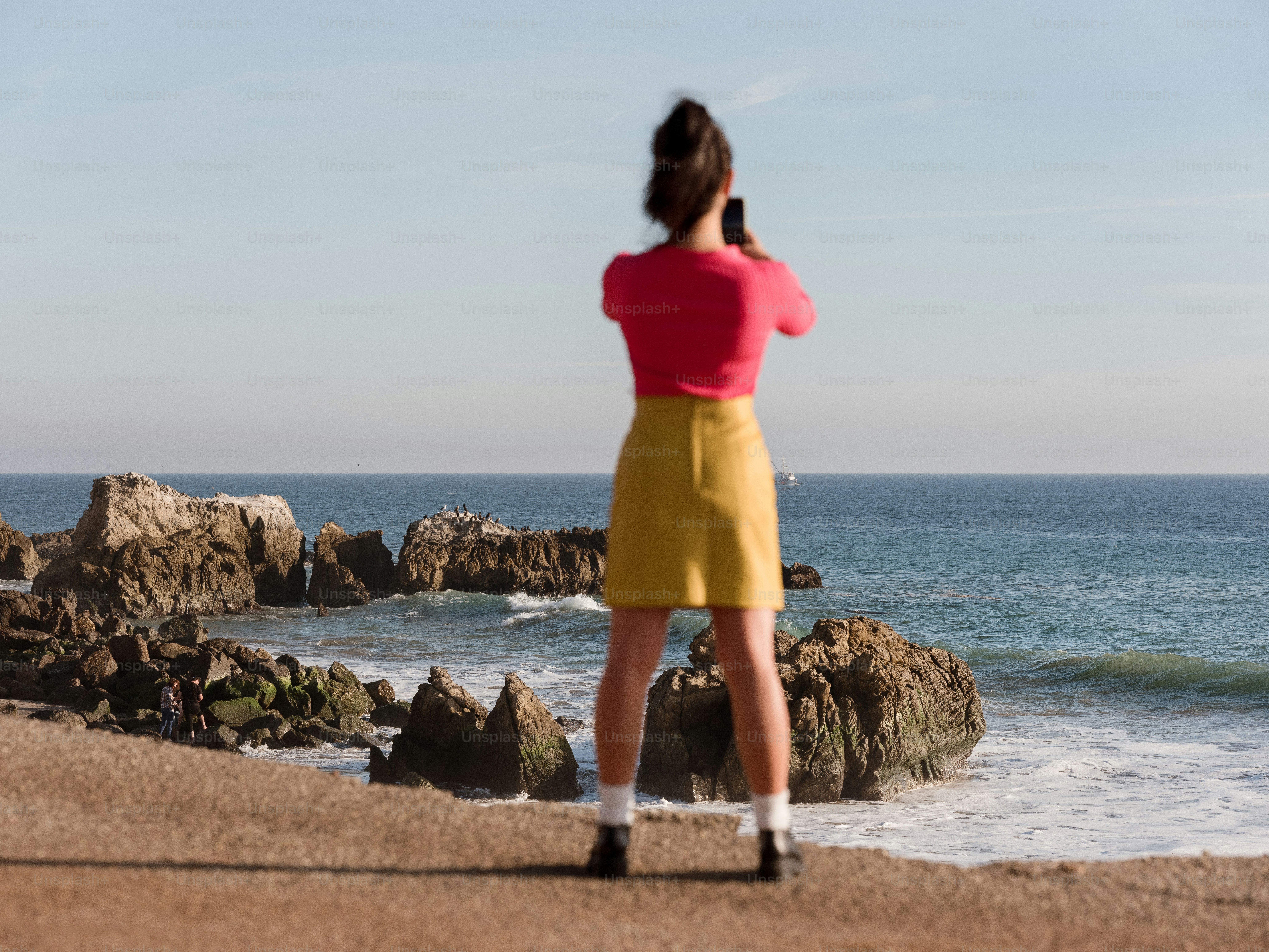 浜辺に立つ女性