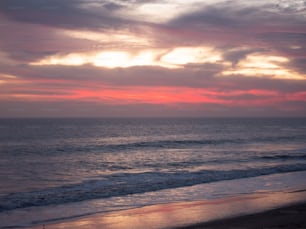 Una playa con una puesta de sol