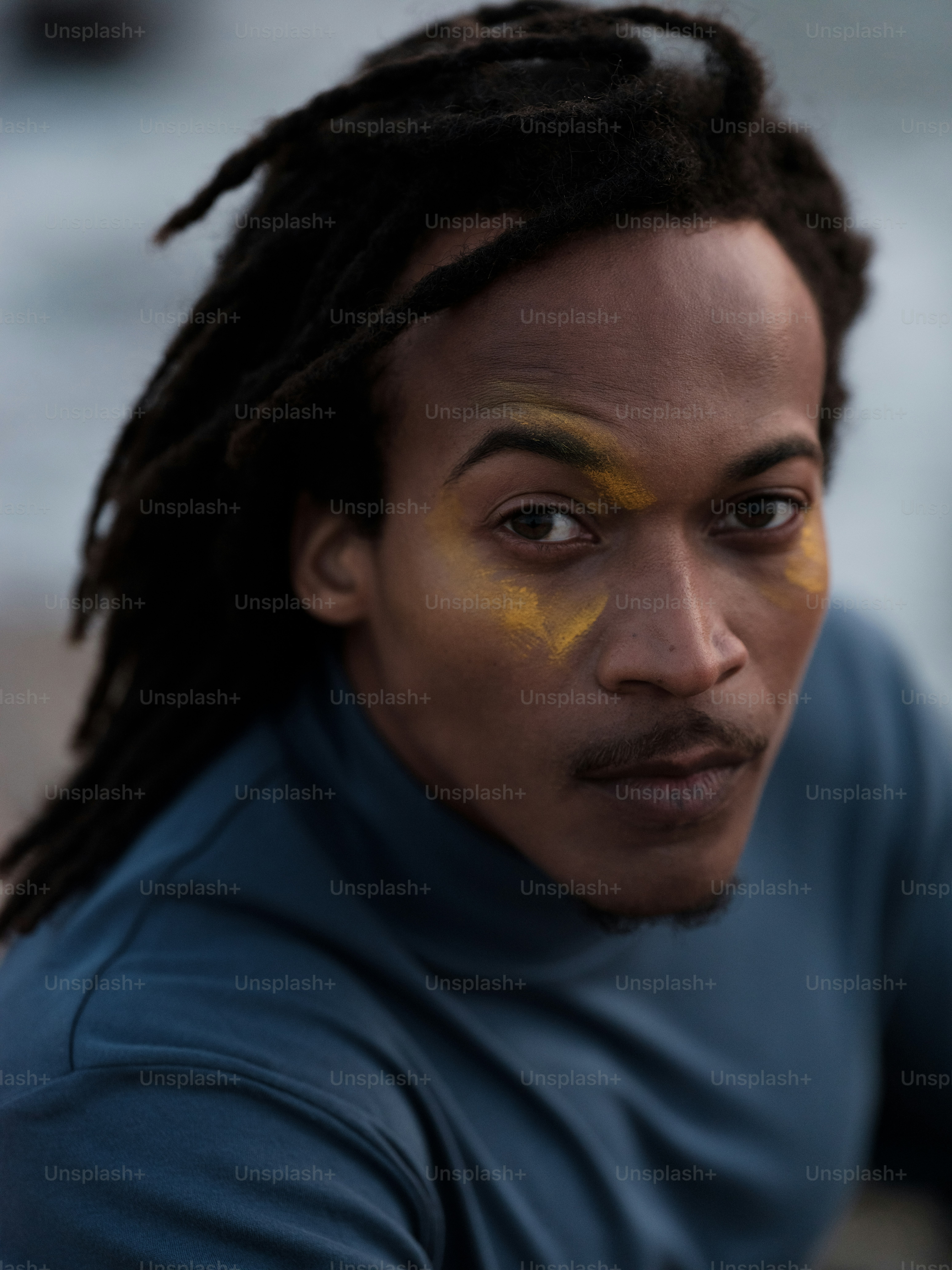 Ein Mann mit blauem Hemd