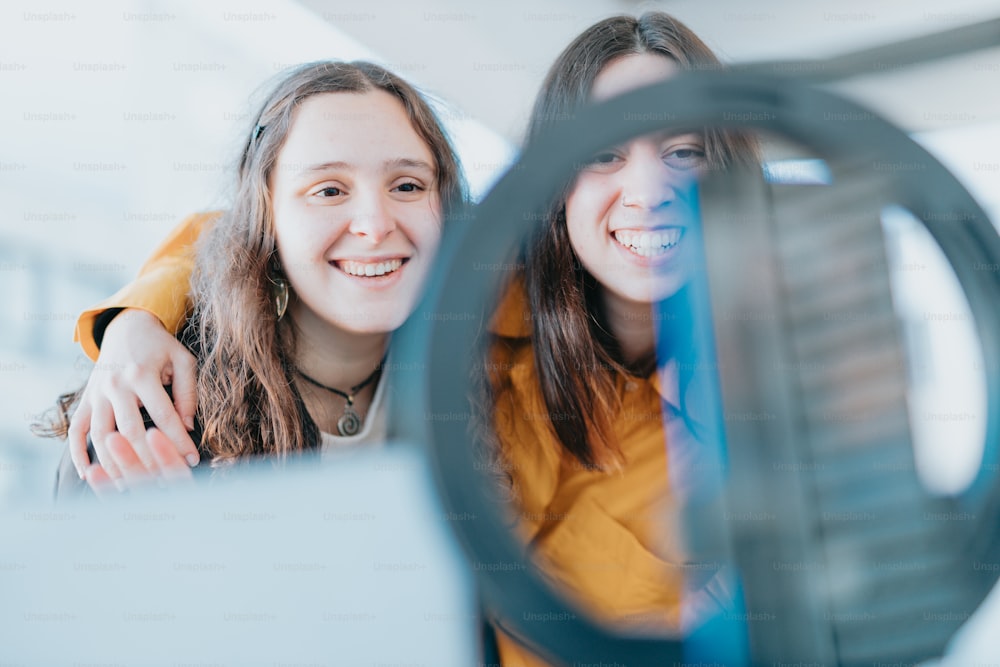 Un par de chicas sonriendo