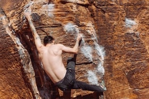 uma pessoa escalando uma parede de rocha