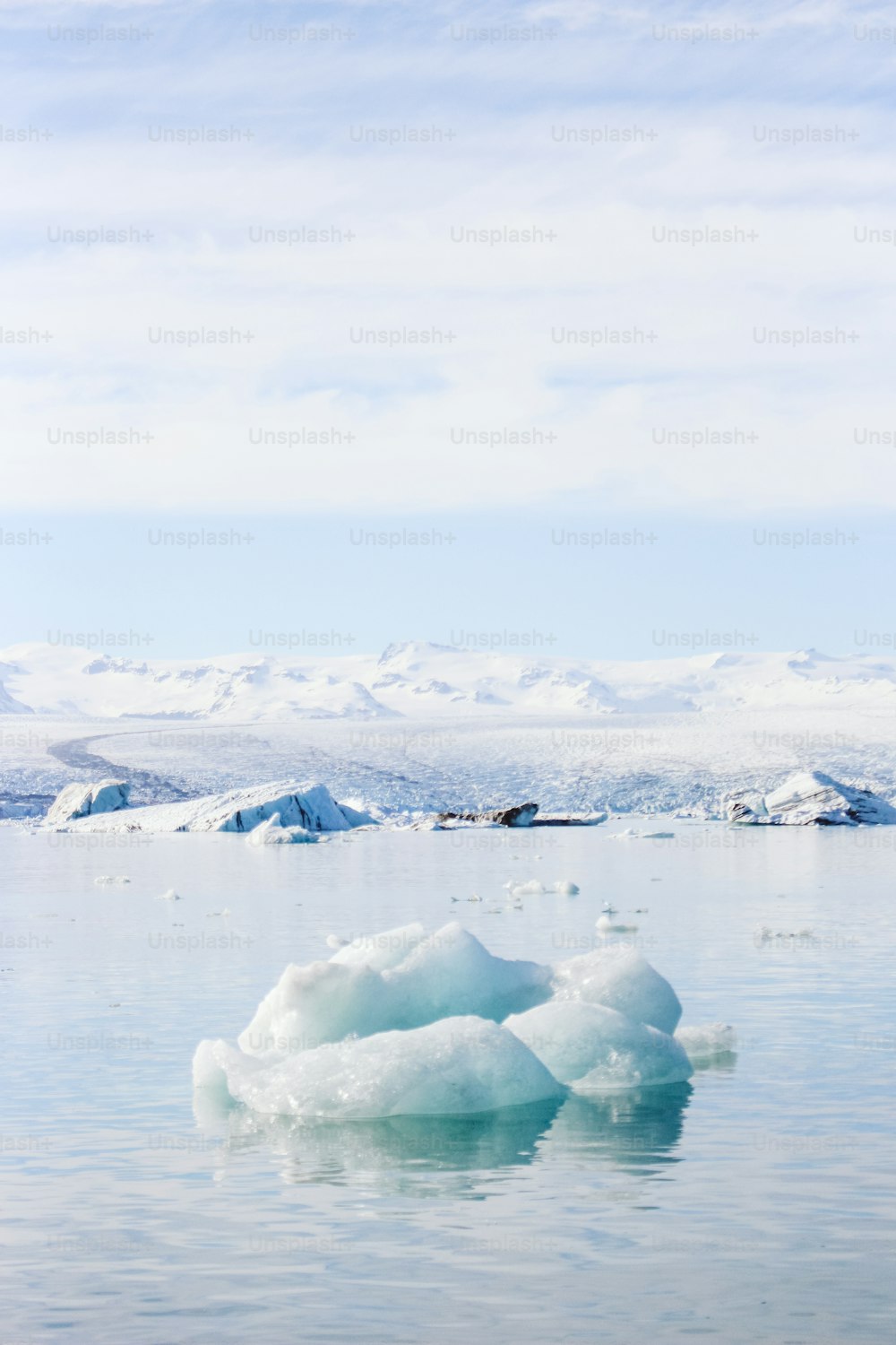 Un grande iceberg che galleggia sulla cima di uno specchio d'acqua