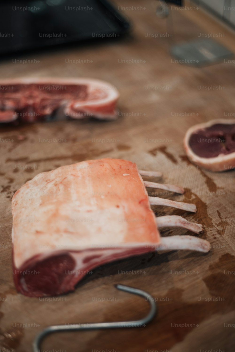 un trozo de carne en una tabla de cortar