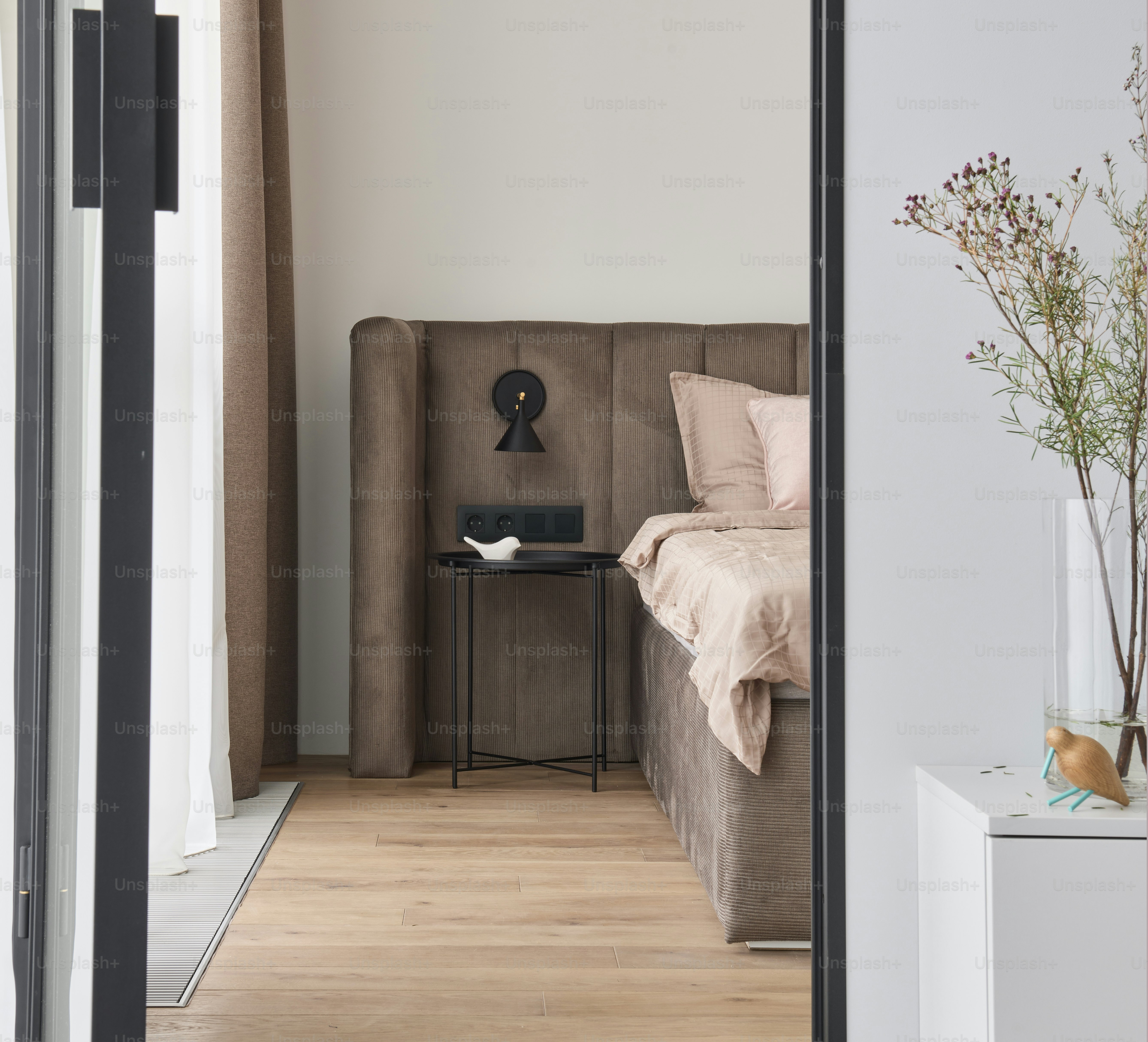 um quarto com uma cama e uma secretária