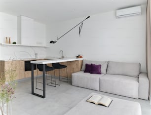 una sala de estar con un sofá y una mesa