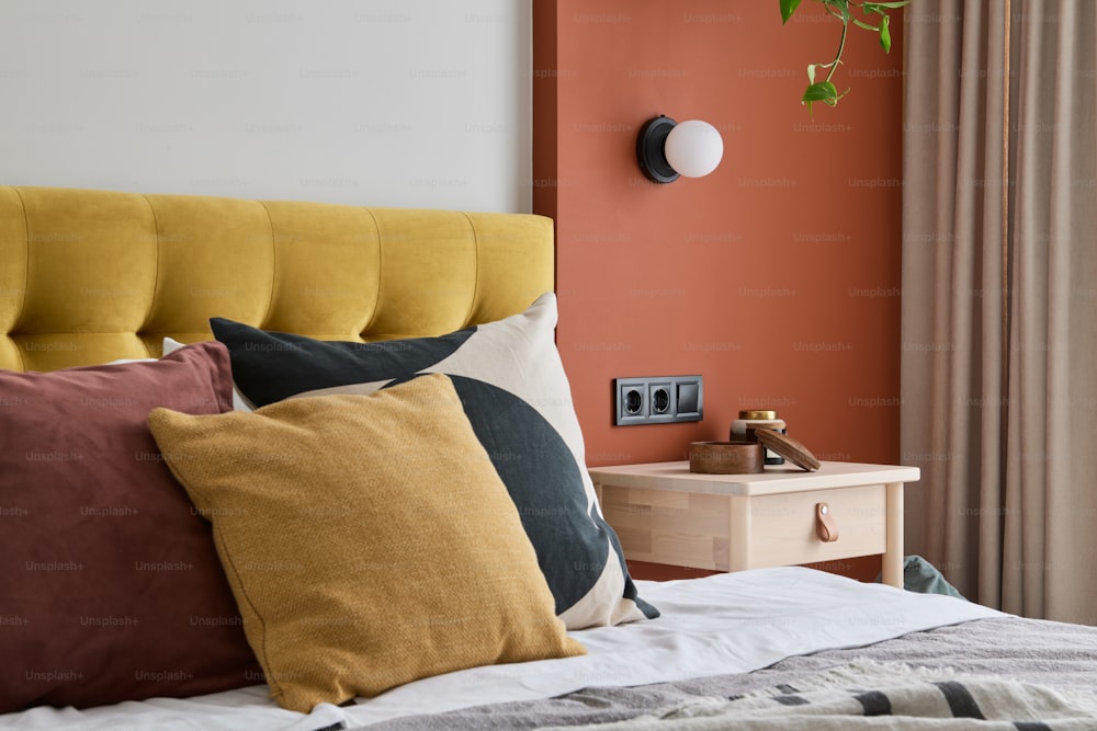 un sofá amarillo con almohadas