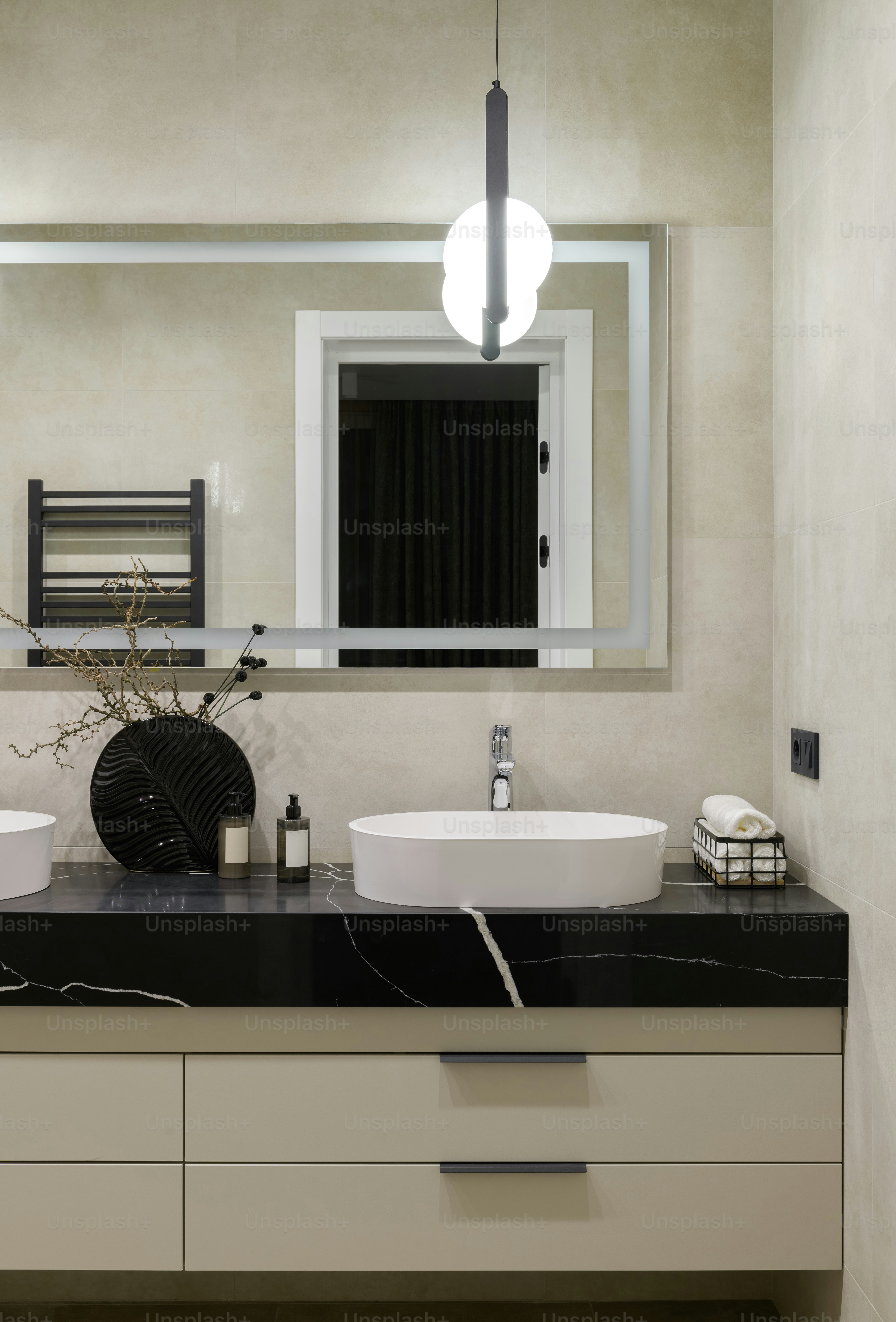 ein Badezimmer mit einem großen Spiegel