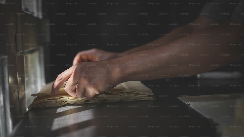 um close-up de uma mão segurando um livro