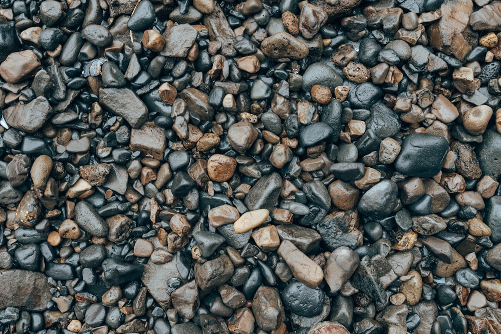 uma grande pilha de rochas