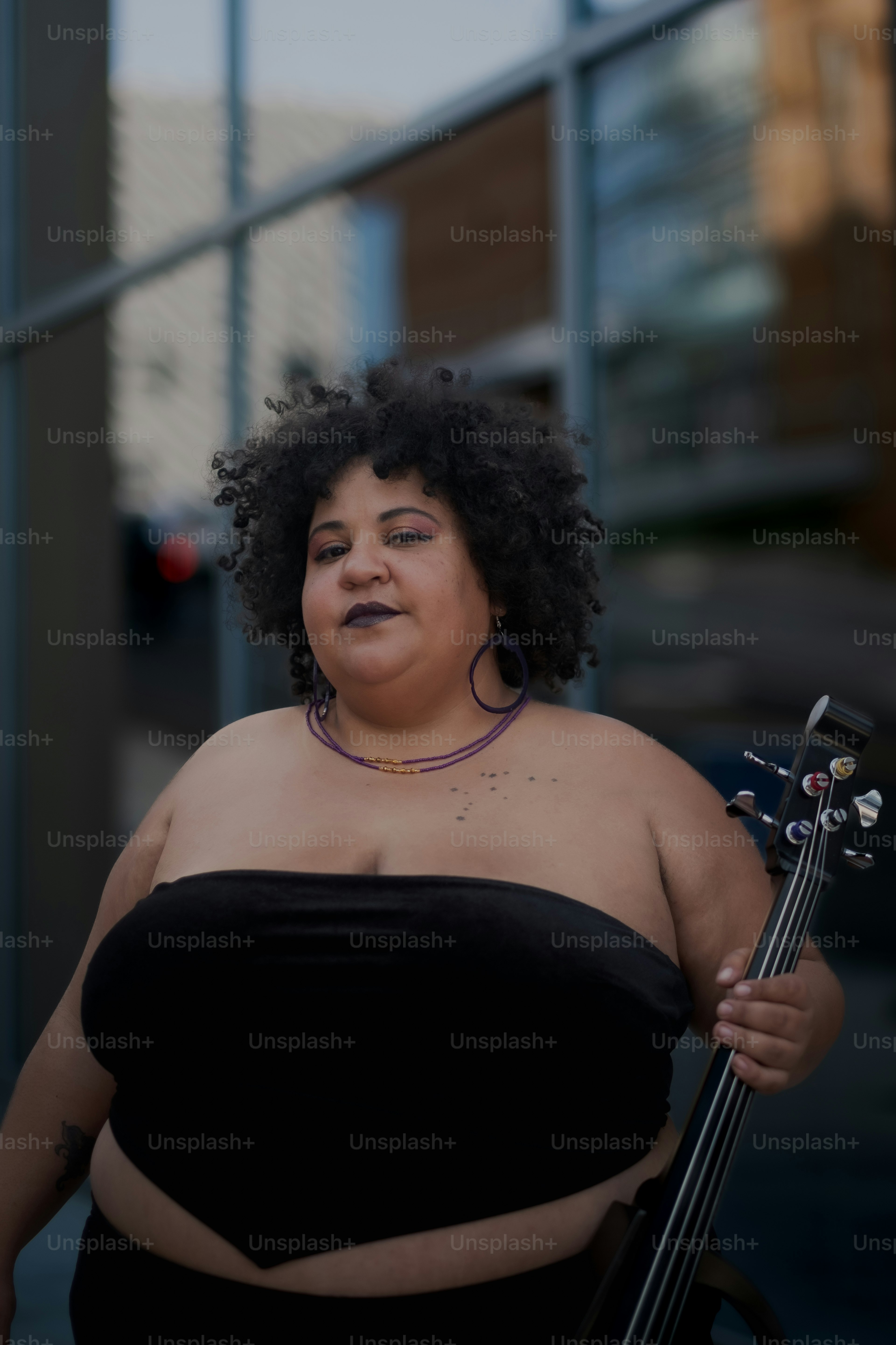 una persona sosteniendo una guitarra