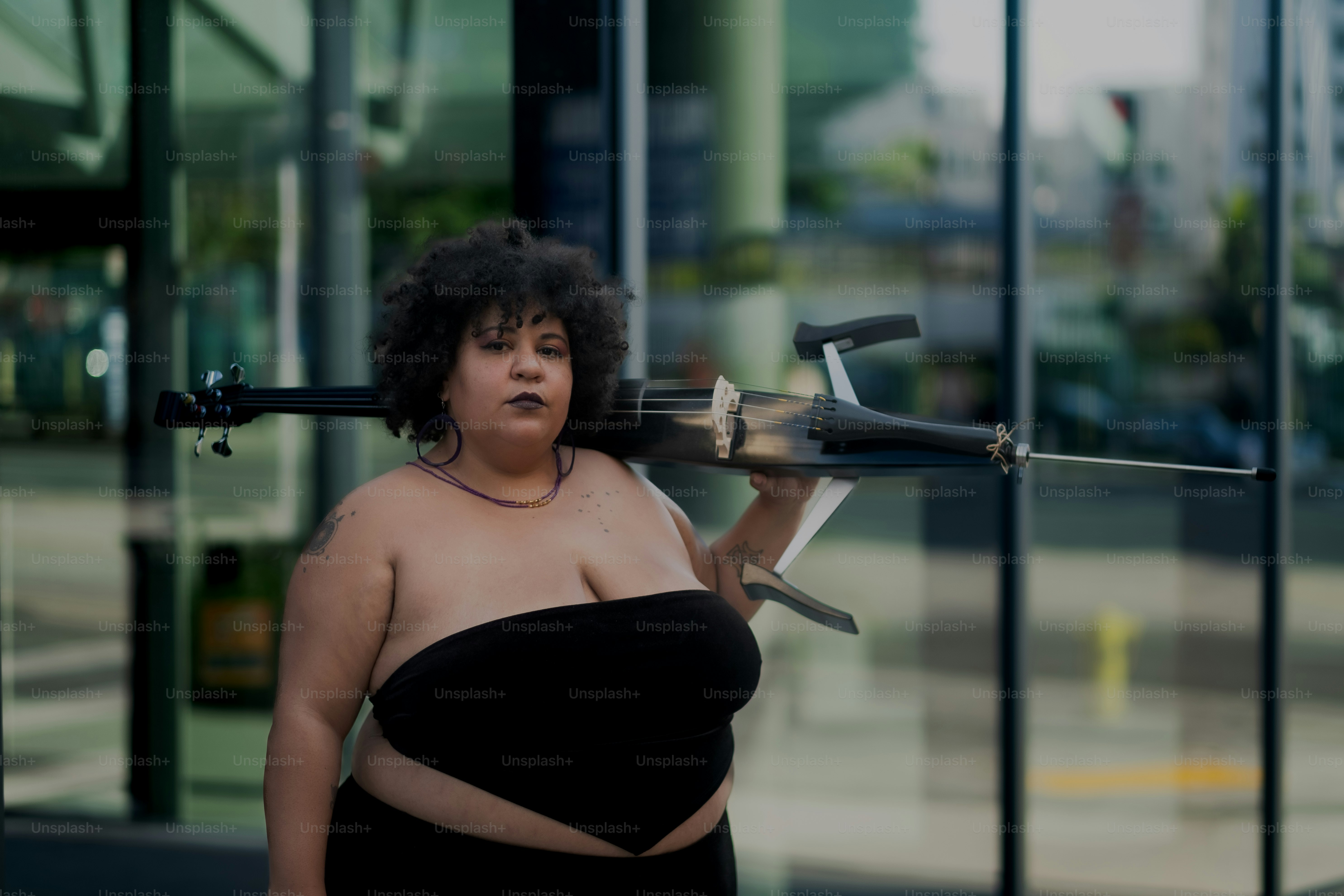 seorang wanita memegang pistol