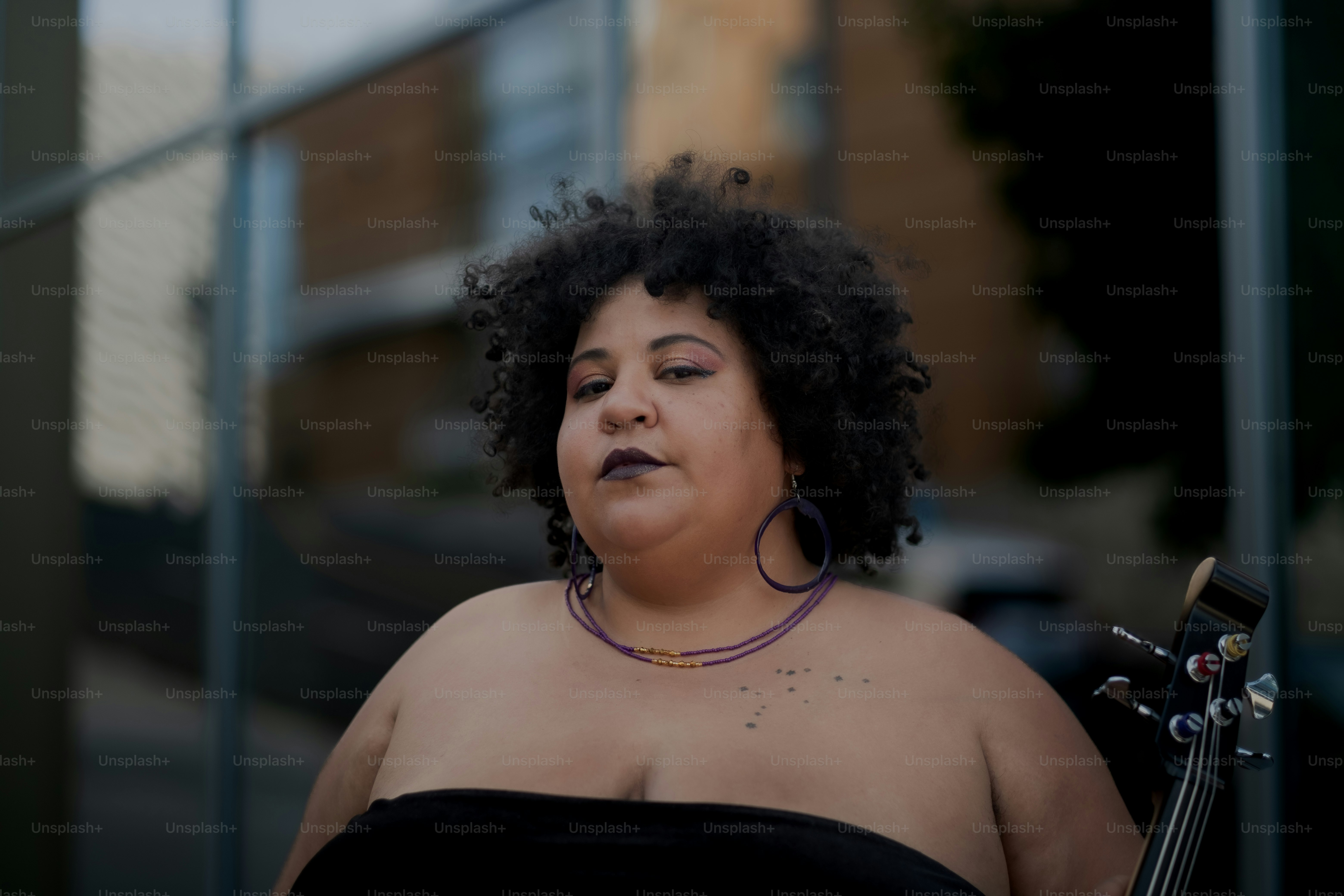 Una mujer con cabello rizado