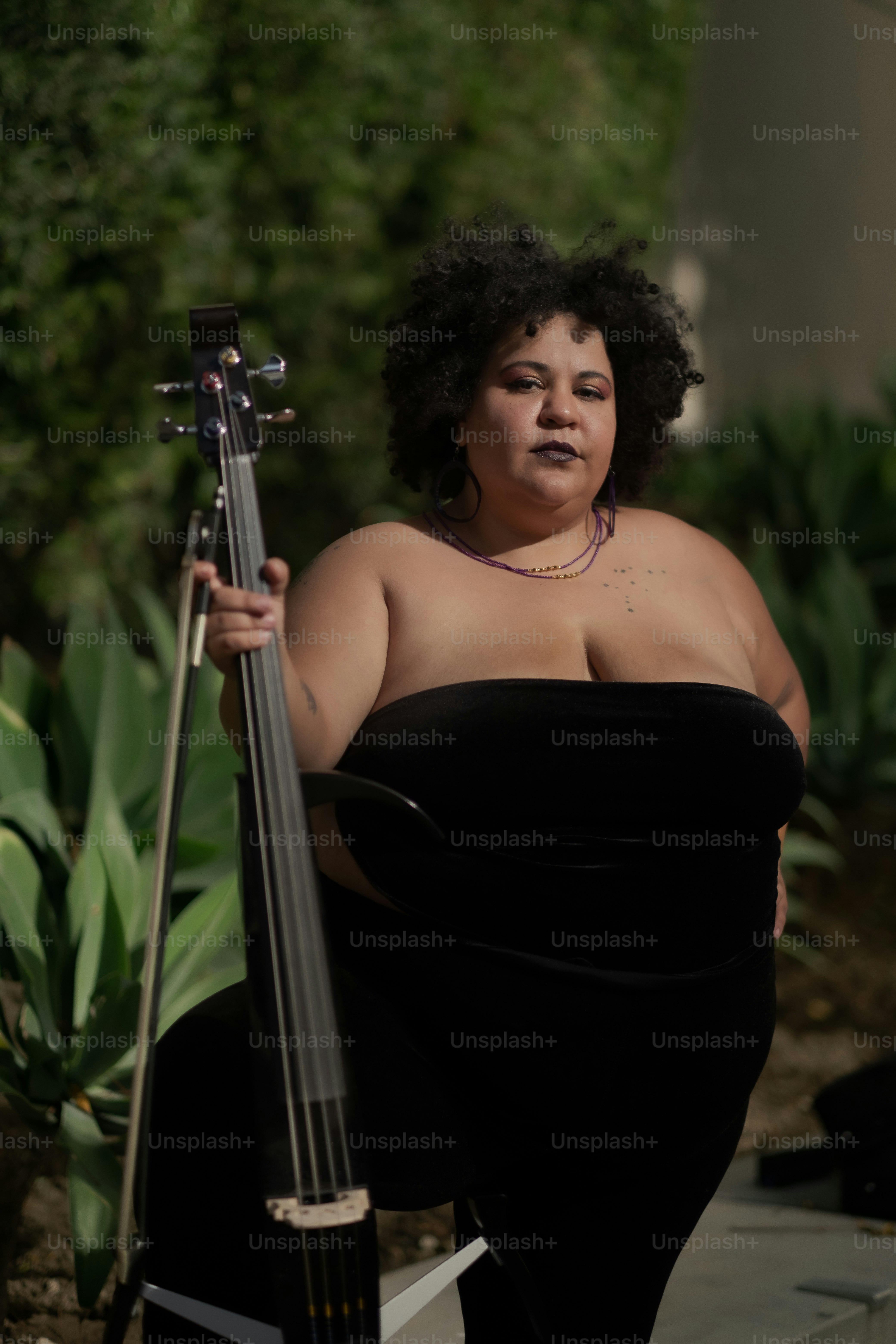 una persona sosteniendo una espada