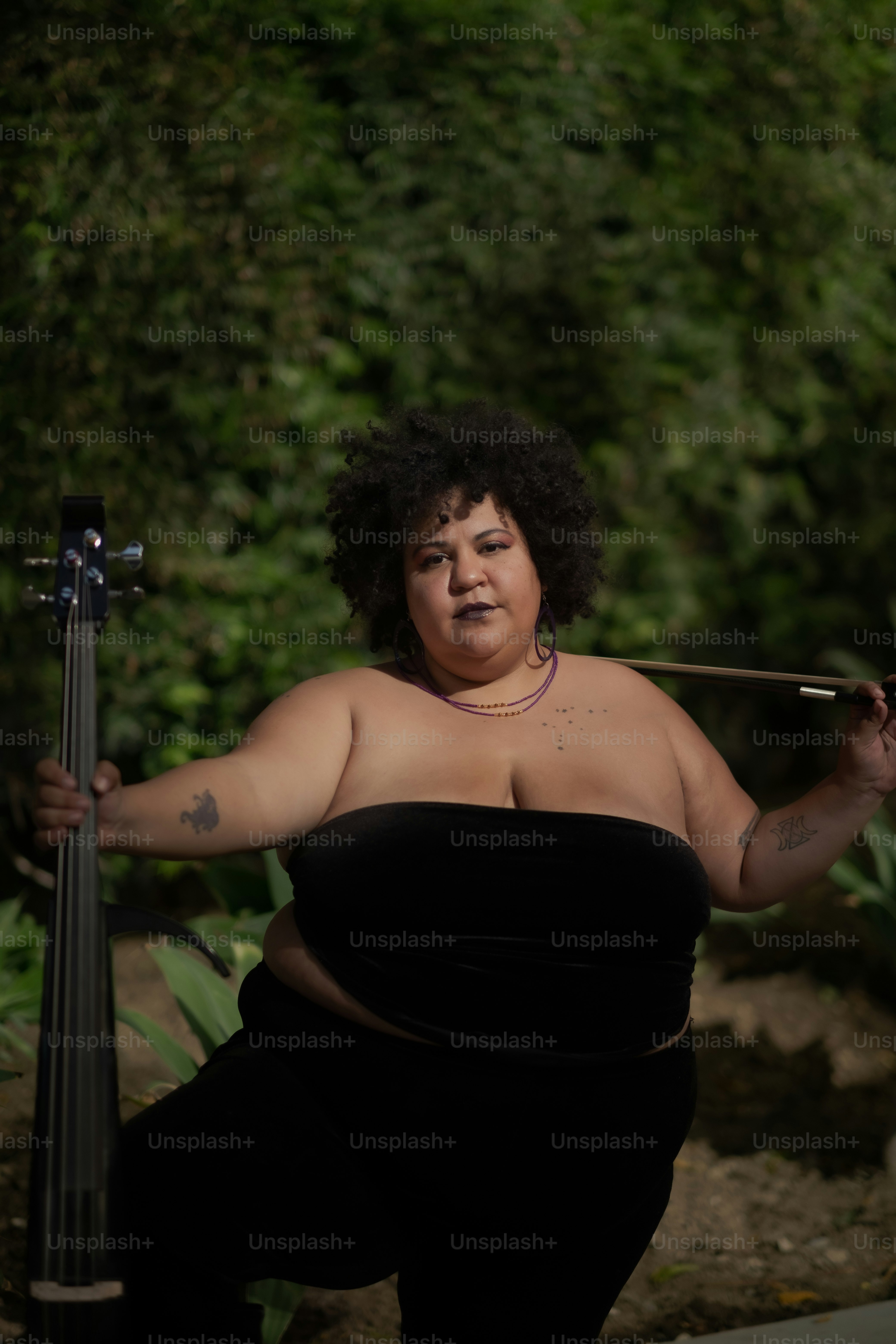 Una mujer con un vestido negro