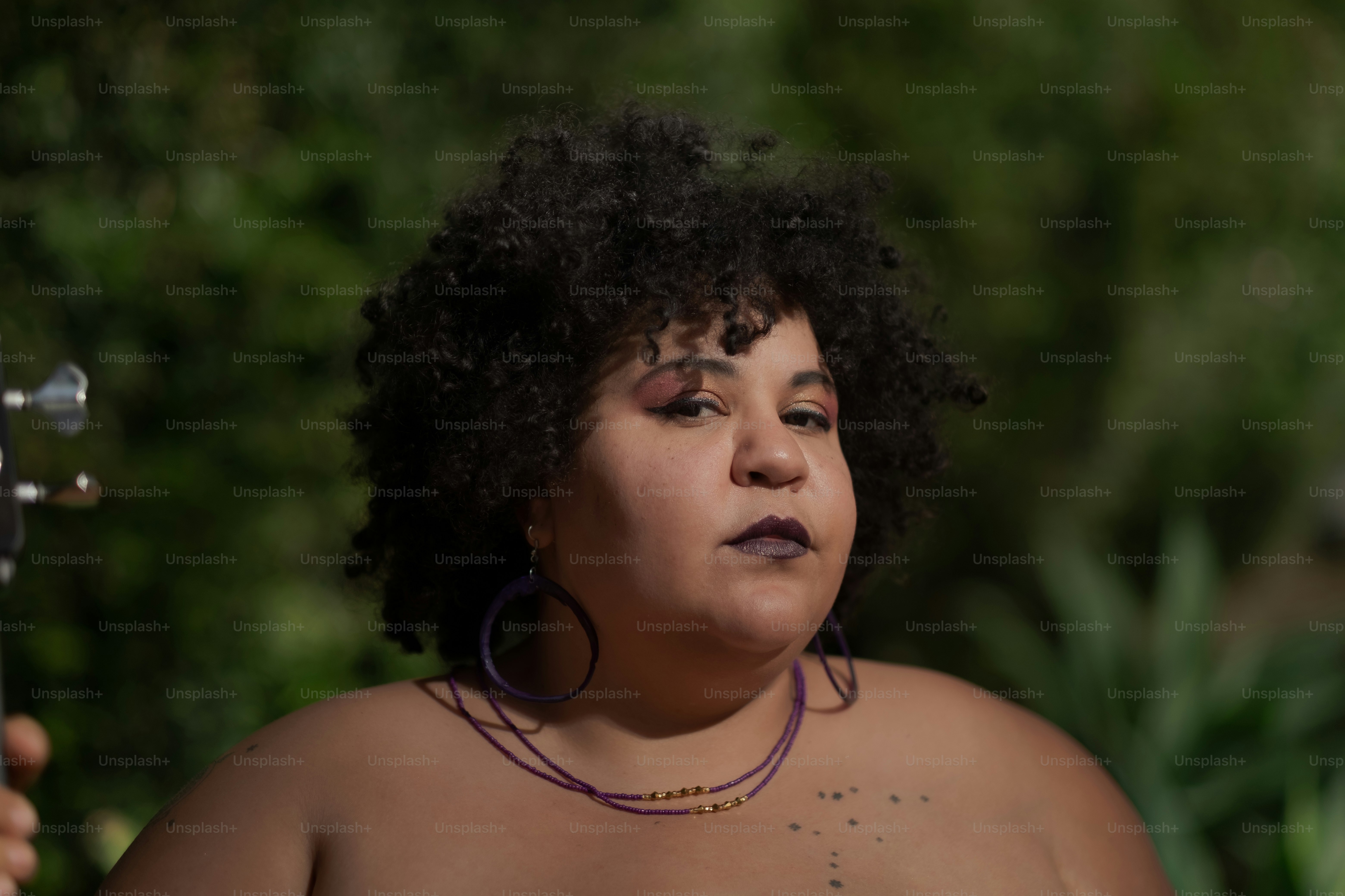 Una mujer con cabello rizado