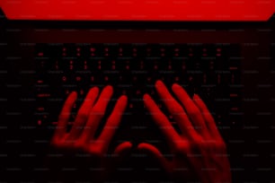 une personne tapant sur un clavier avec ses mains