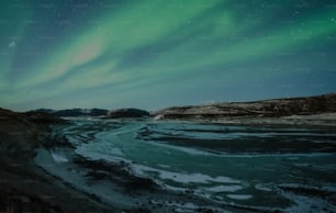 uma praia nevada com um céu verde