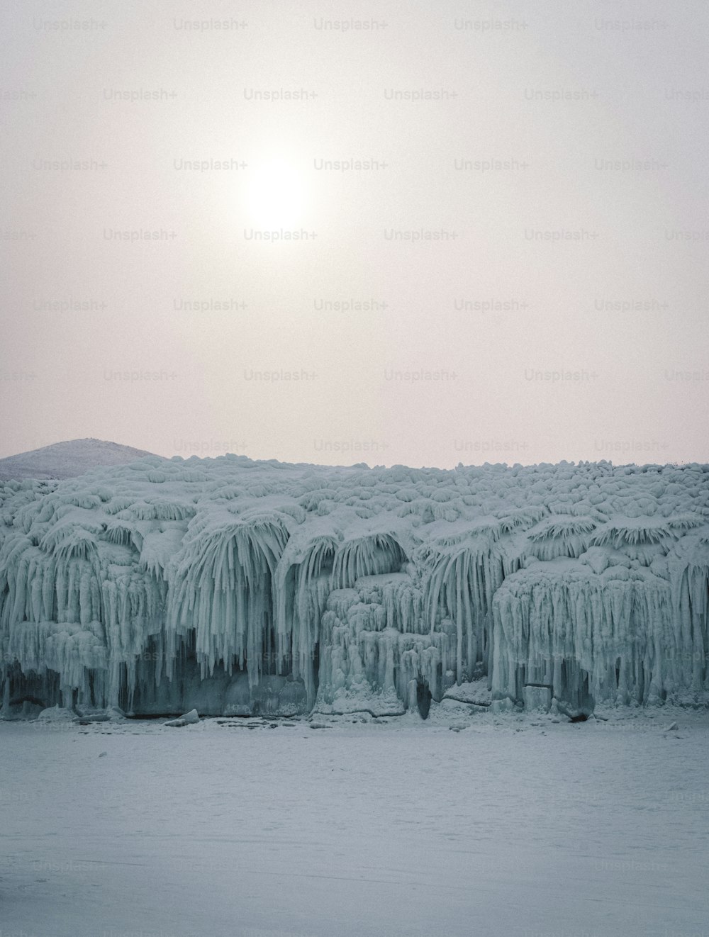 un paesaggio innevato con alberi