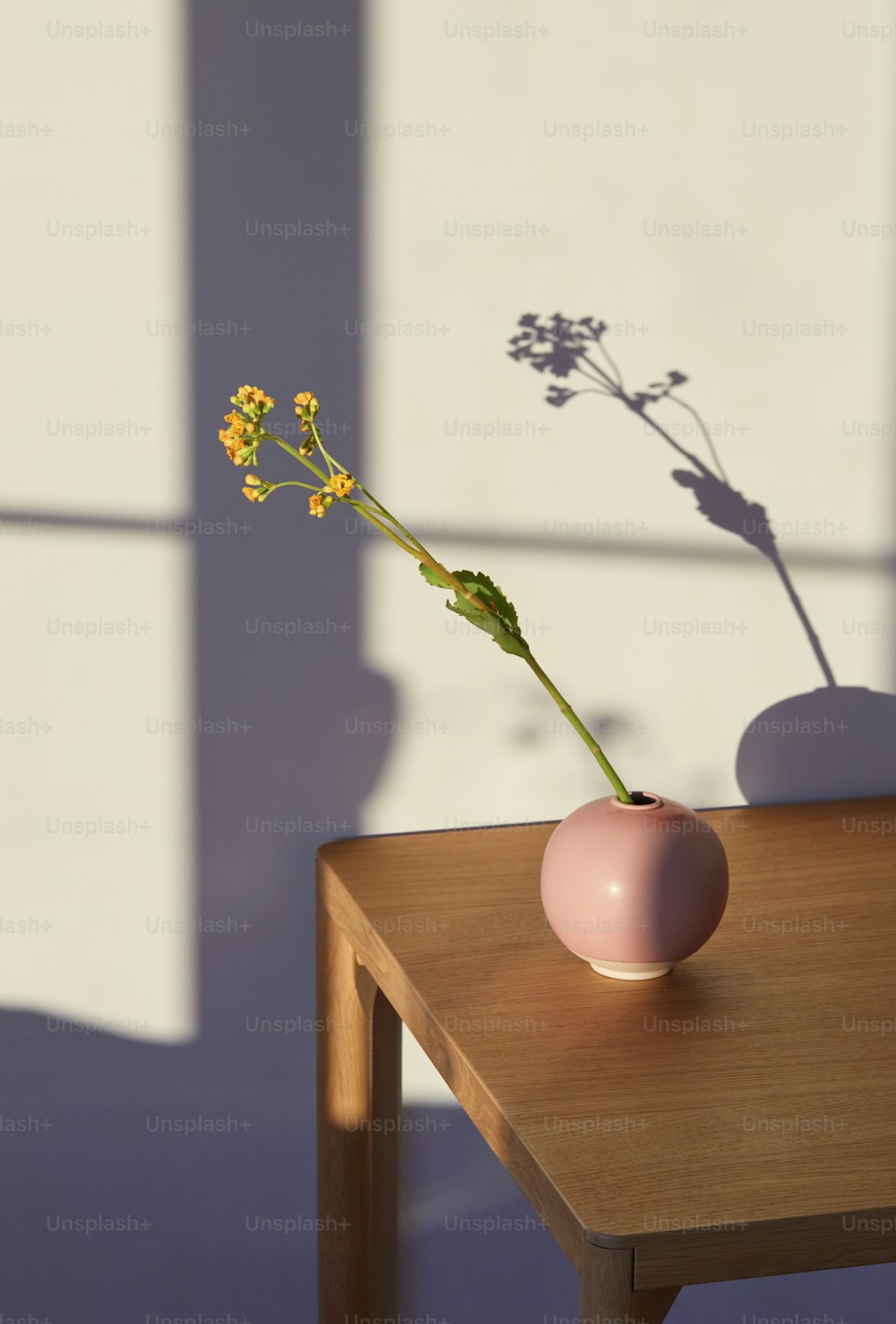 un vase avec des fleurs sur une table