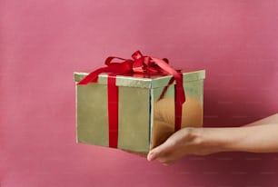 una mano sosteniendo una caja de regalo