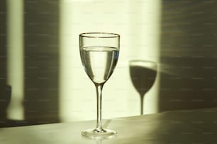 dois copos de vinho em uma mesa