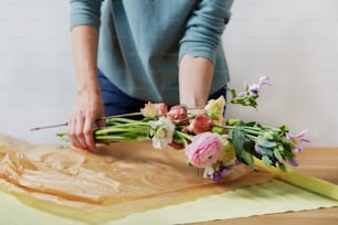 Eine Frau, die Blumen schneidet