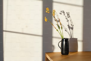 un jarrón con flores amarillas