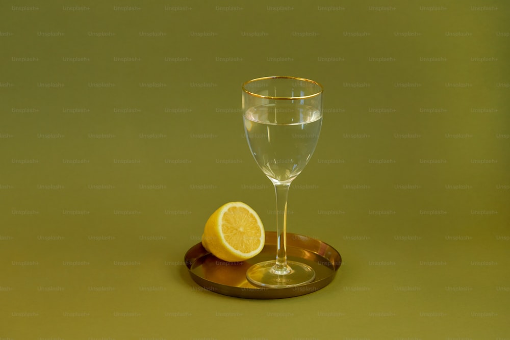 una copa de champán y un limón