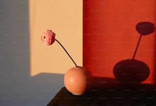 una lámpara con una flor