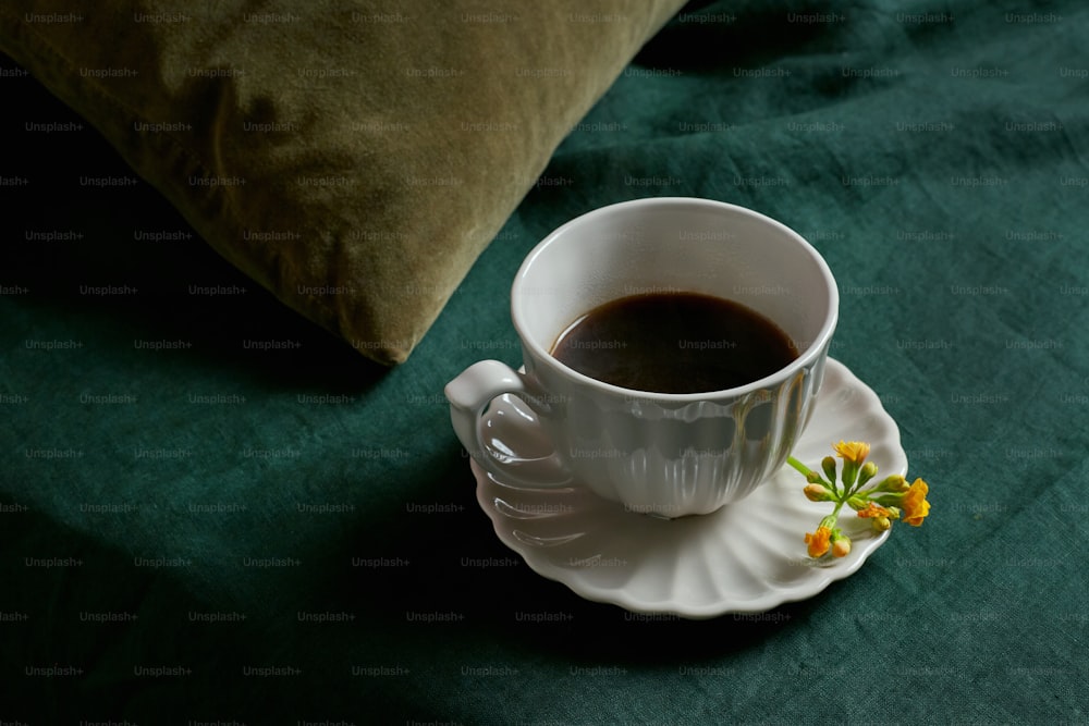 una taza de café en un platillo