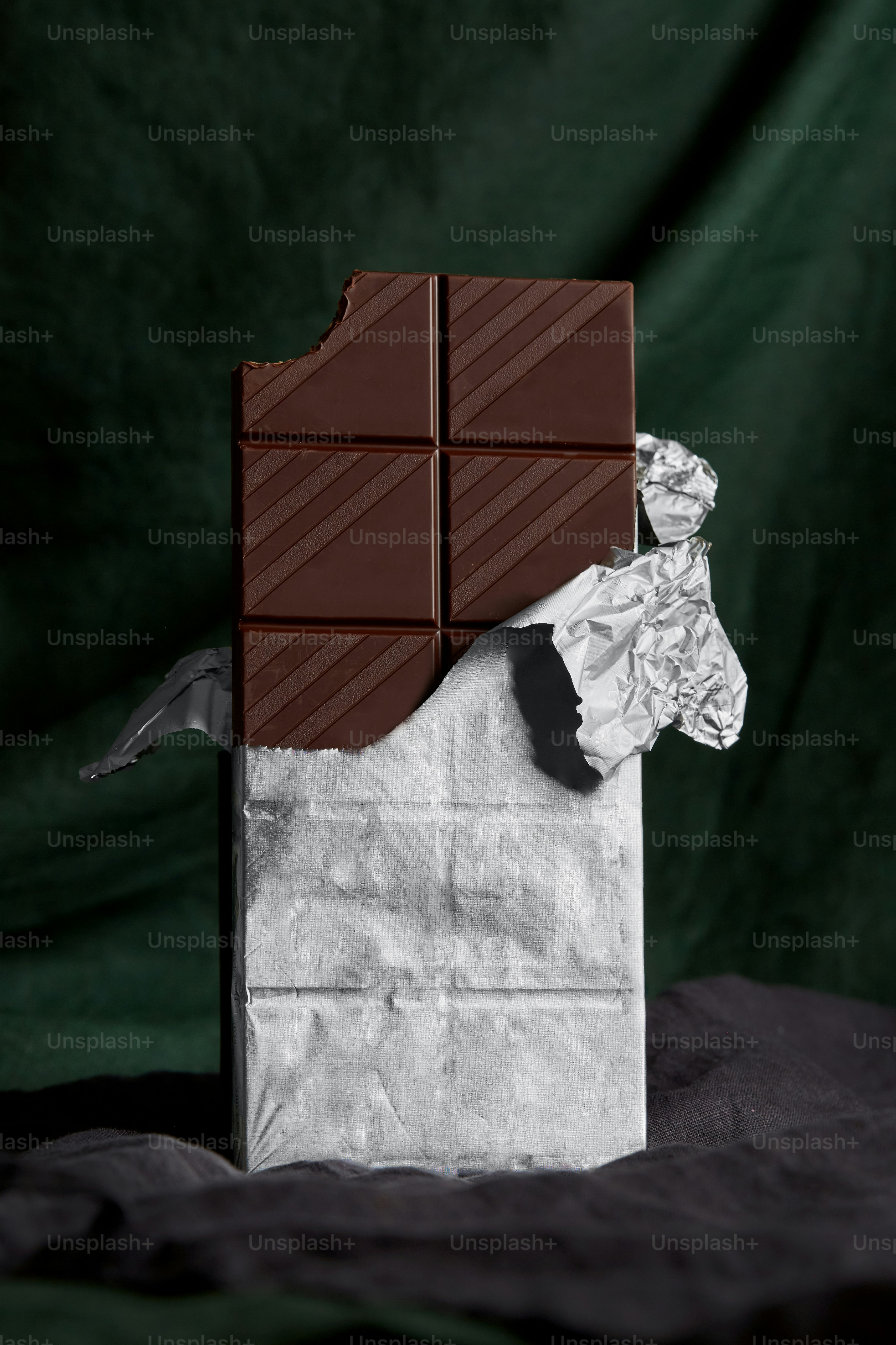 uma cruz de madeira em uma pedra